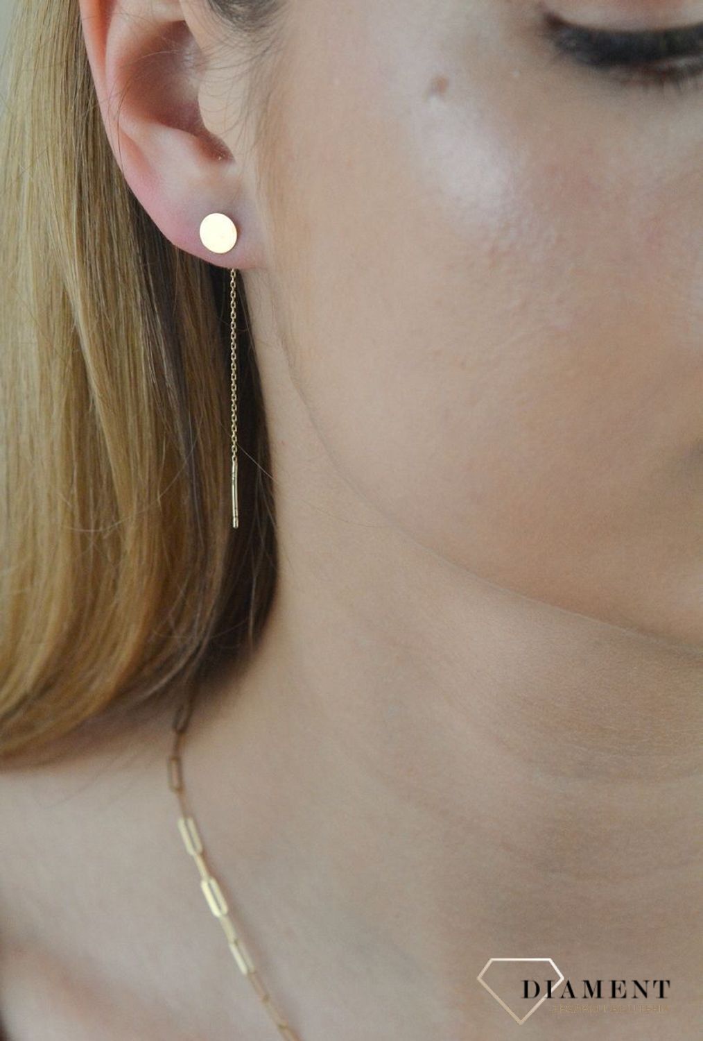 Złote kolczyki przeciągane z grawerowana blaszką KL 10539 Złote kolczyki 585 przeciągane z grawerowaną blaszką. Jeśli cenisz sobie minimalizm w dodatkach wybierz subtelne kolczyki blaszki wykonane z najwyższej jakości złota 585.jpg